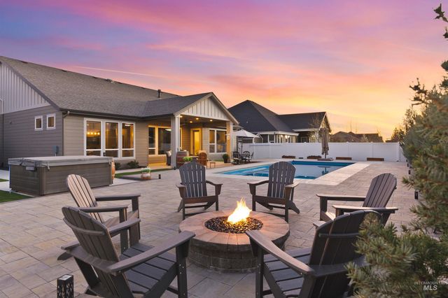 8272 W Sparks Lake Dr, Boise, ID 83714