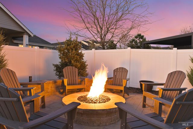 8272 W Sparks Lake Dr, Boise, ID 83714