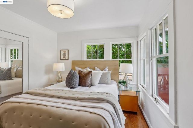 1542 Buena Vista Ave, Alameda, CA 94501