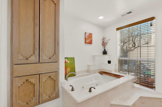 314 Manzano Street NE, Albuquerque, NM 87108
