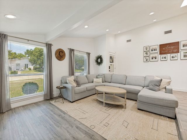 6716 Roundrock Road, Dallas, TX 75248