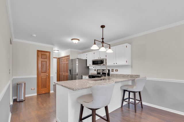 450 Berkshire Drive, Crystal Lake, IL 60014