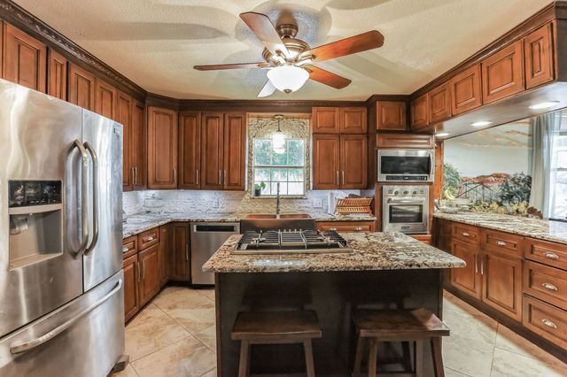 203 W Commerce St, San Saba, TX 76877