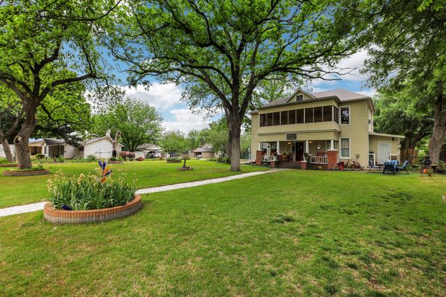 203 W Commerce St, San Saba, TX 76877