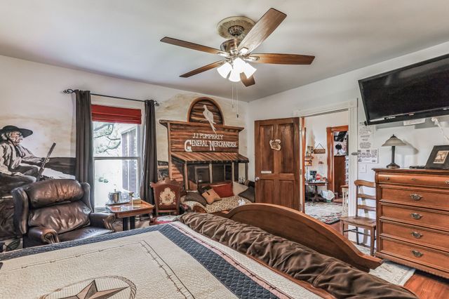 203 W Commerce St, San Saba, TX 76877