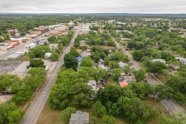 203 W Commerce St, San Saba, TX 76877