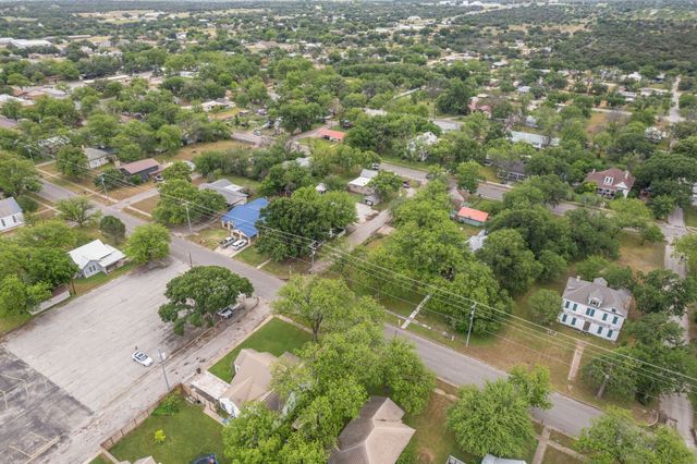 203 W Commerce St, San Saba, TX 76877