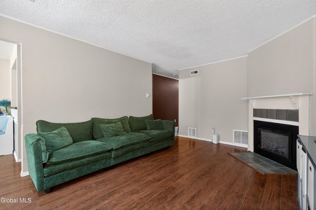 19 Tekakwitha Court, Clifton Park, NY 12065