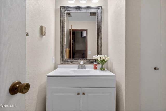 19 Tekakwitha Court, Clifton Park, NY 12065