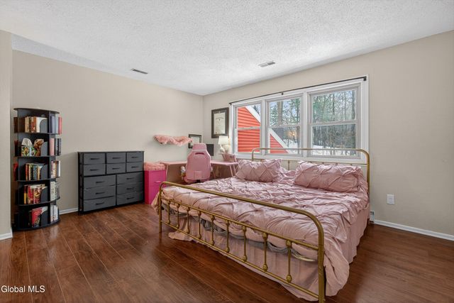 19 Tekakwitha Court, Clifton Park, NY 12065