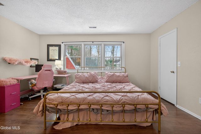 19 Tekakwitha Court, Clifton Park, NY 12065