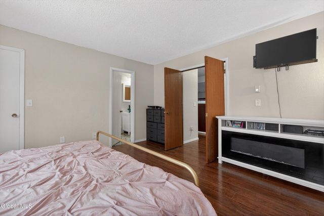 19 Tekakwitha Court, Clifton Park, NY 12065