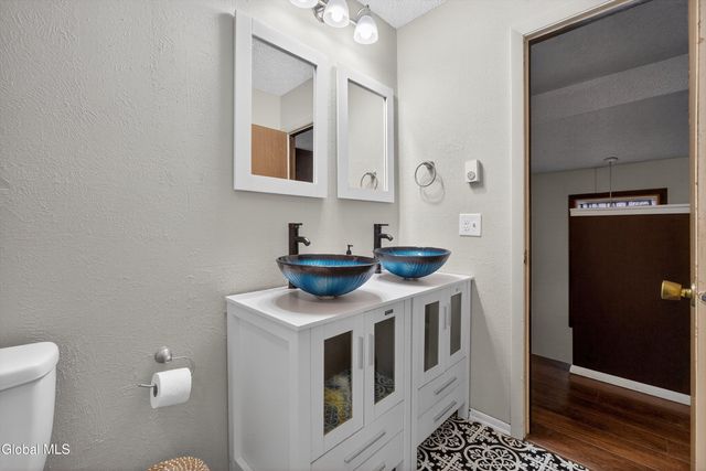 19 Tekakwitha Court, Clifton Park, NY 12065