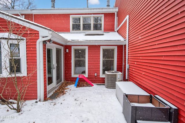 19 Tekakwitha Court, Clifton Park, NY 12065