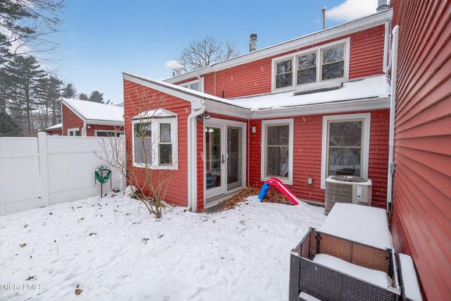 19 Tekakwitha Court, Clifton Park, NY 12065