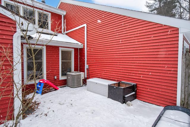 19 Tekakwitha Court, Clifton Park, NY 12065