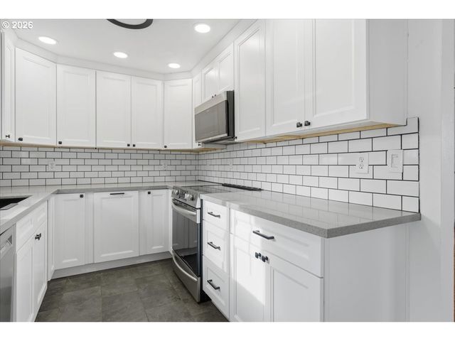 369 S 16TH Ave, Cornelius, OR 97113