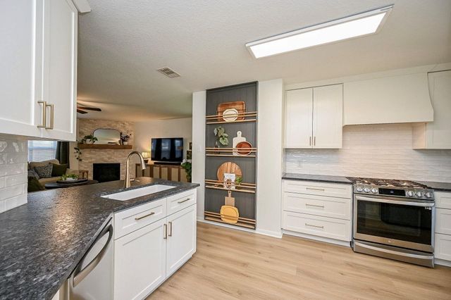 9889 Hyacinth Way, Conroe, TX 77385