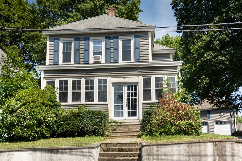 31 Maple St, Clinton, MA 01510