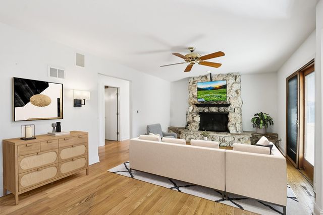 2019 E Avon Lane, Arlington Heights, IL 60004