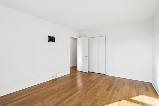 2019 E Avon Lane, Arlington Heights, IL 60004