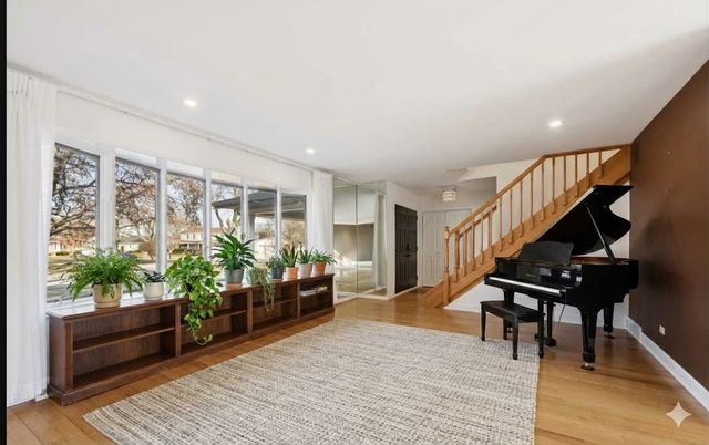 2019 E Avon Lane, Arlington Heights, IL 60004