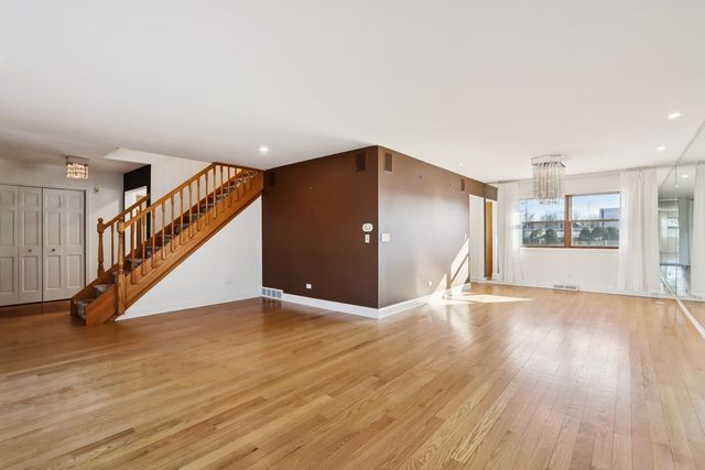 2019 E Avon Lane, Arlington Heights, IL 60004