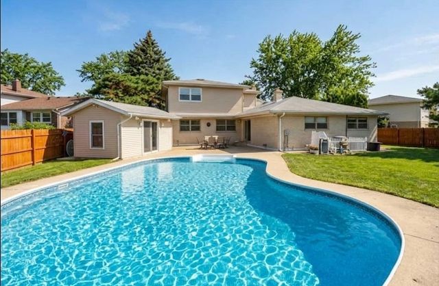 2019 E Avon Lane, Arlington Heights, IL 60004