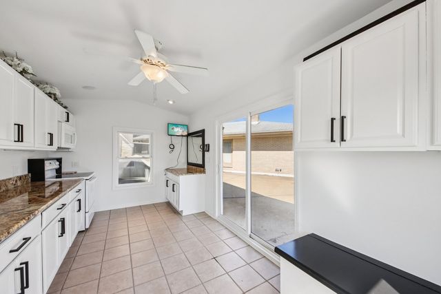 2019 E Avon Lane, Arlington Heights, IL 60004