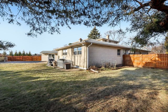 2019 E Avon Lane, Arlington Heights, IL 60004