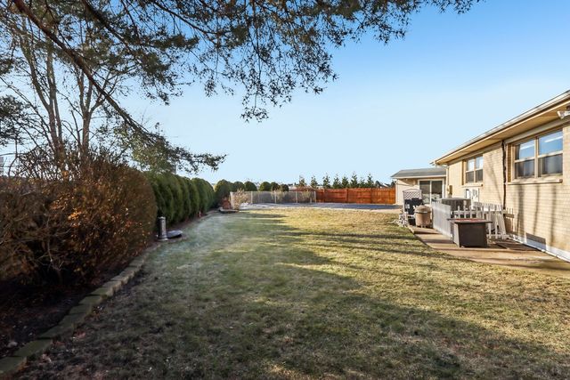 2019 E Avon Lane, Arlington Heights, IL 60004