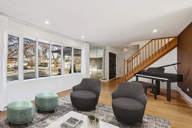 2019 E Avon Lane, Arlington Heights, IL 60004