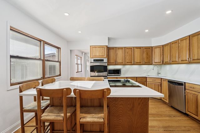 2019 E Avon Lane, Arlington Heights, IL 60004