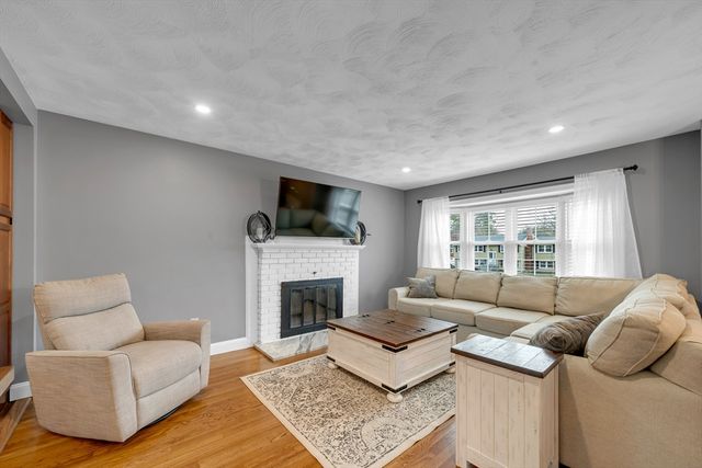 13 Brookside Dr, Billerica, MA 01821