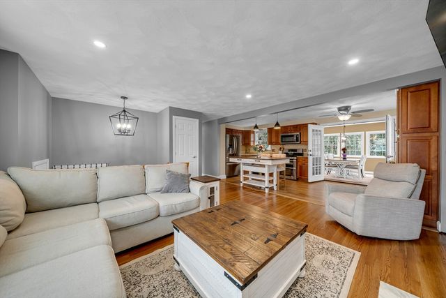 13 Brookside Dr, Billerica, MA 01821