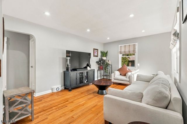 26 Mount Vernon St, Nutley Twp., NJ 07110