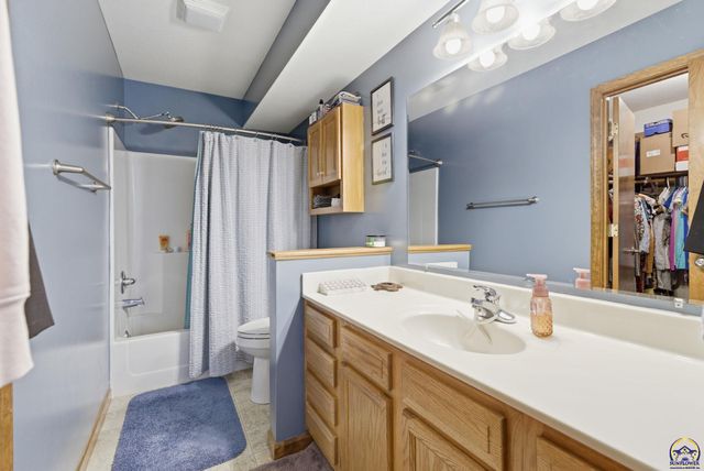 4007 NW Fielding TER, Topeka, KS 66618