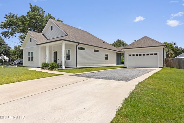 205 Caron Lane, Bay Saint Louis, MS 39520