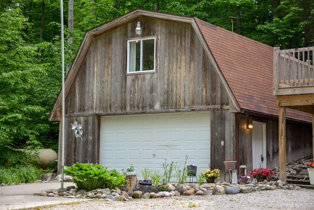 2481 S Schomberg Road, Lake Leelanau, MI 49653
