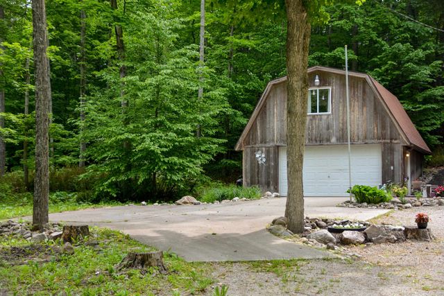 2481 S Schomberg Road, Lake Leelanau, MI 49653