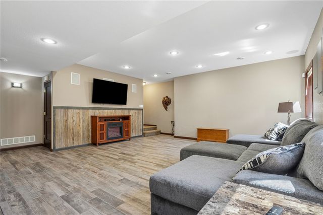 470 Irish Ct, Marion, IA 52302