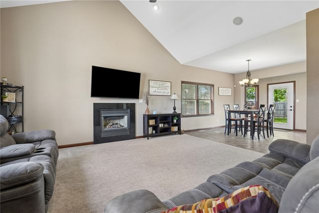 470 Irish Ct, Marion, IA 52302