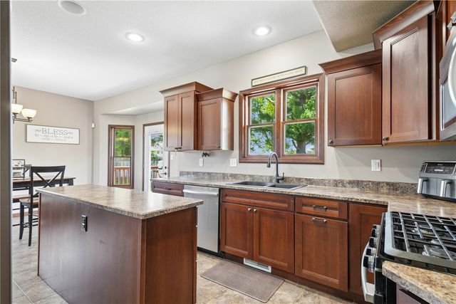 470 Irish Ct, Marion, IA 52302