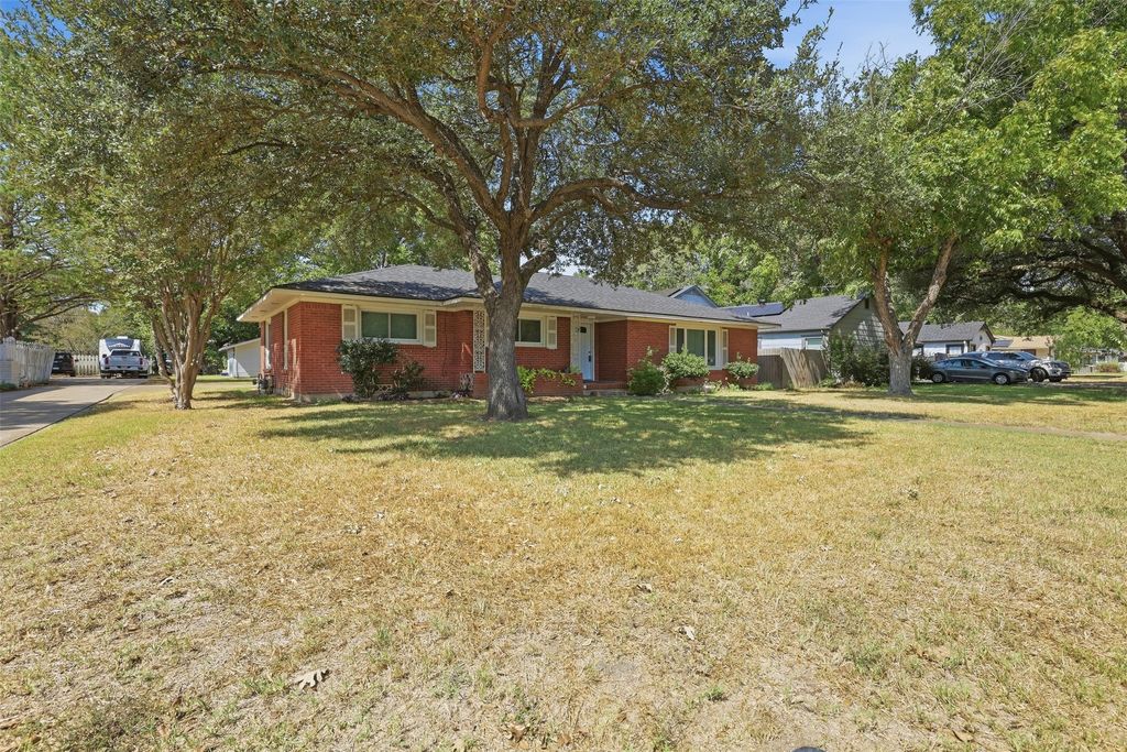 618 Bellevue Drive, Cleburne, TX 76033 — photo 3