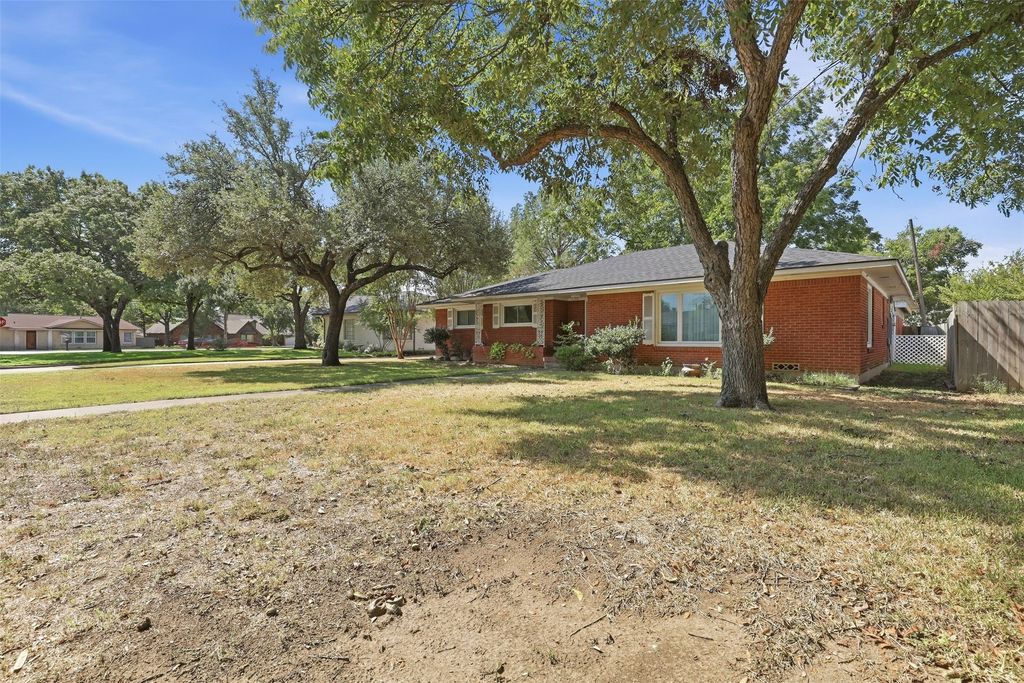 618 Bellevue Drive, Cleburne, TX 76033 — photo 4