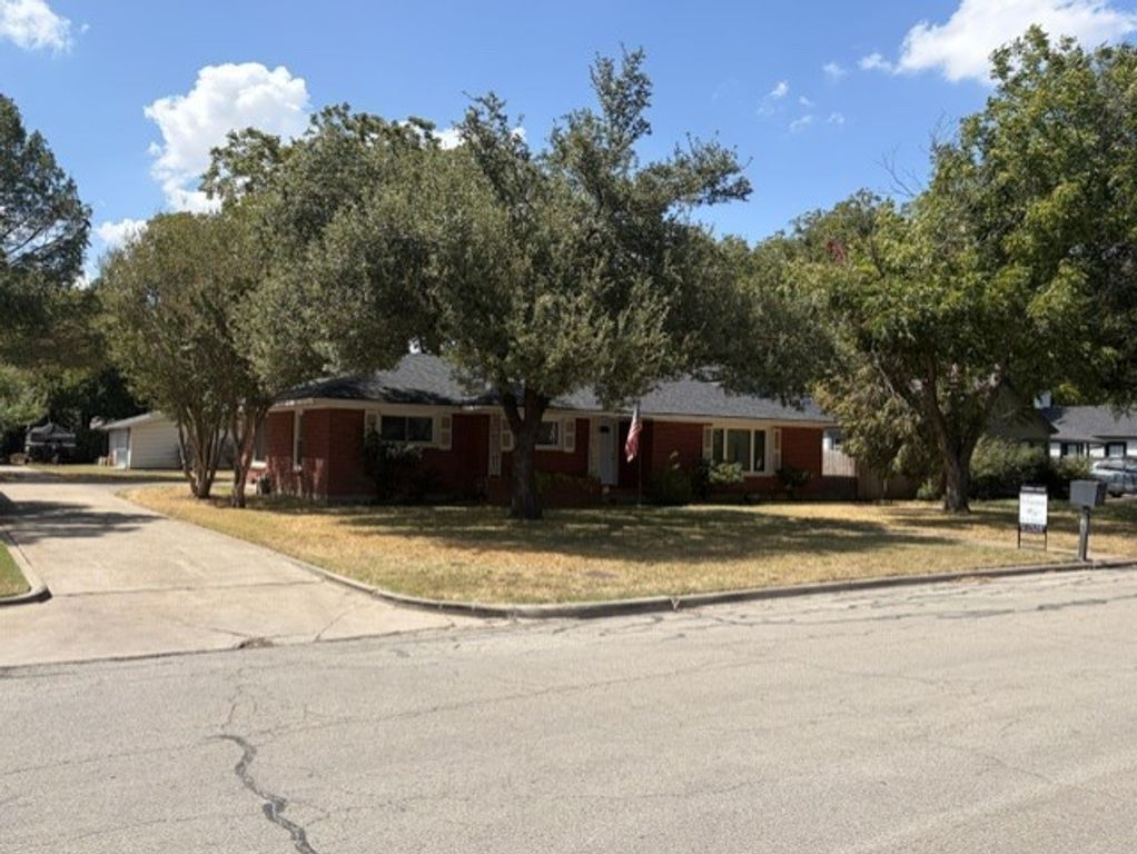 618 Bellevue Drive, Cleburne, TX 76033 — photo 5