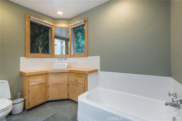 2828 Pacific View, Los Angeles, CA 90068