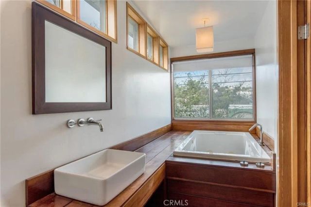 2828 Pacific View, Los Angeles, CA 90068