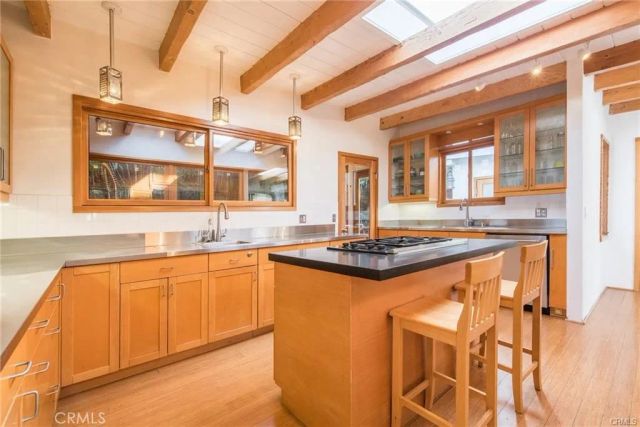 2828 Pacific View, Los Angeles, CA 90068
