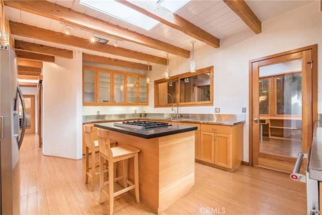 2828 Pacific View, Los Angeles, CA 90068
